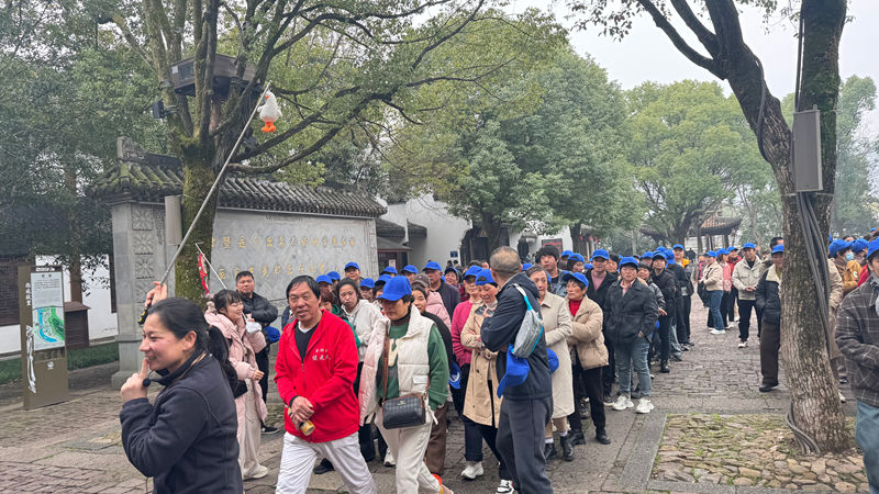 浦江農(nóng)批市場(chǎng)組織商戶開展“春風(fēng)相伴 安全同行”踏春活動(dòng)
